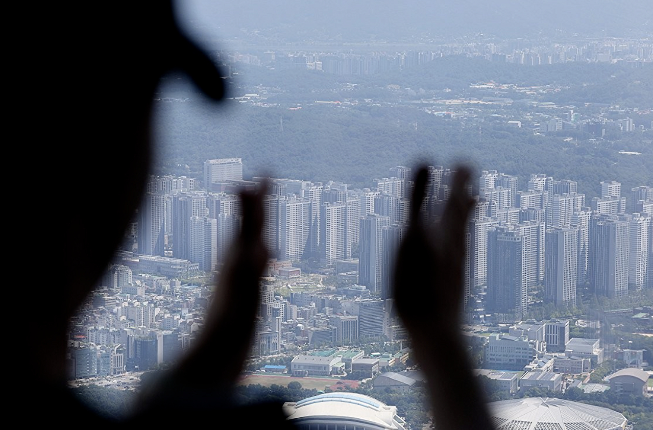 7일 서울 송파구 롯데월드타워 전망대 서울스카이에서 바라본 서울 시내 아파트 및 빌라 단지의 모습. 2026.8.7 [사진=연합뉴스]