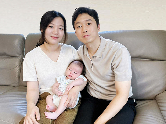 지난달 출산으로 1000만원의 '육아동행지원금'을 받은 원소라(왼쪽) 아워홈 책임 가족. 원 책임은 육아동행지원금을 받은 100번째 직원으로 기록 됐다. [사진=아워홈]