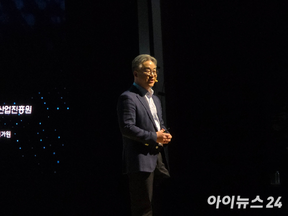 정석근 SK텔레콤 AI CIC장이 30일 서울 코엑스에서 열린 독자 AI 파운데이션 모델 프로젝트 1차 발표회에서 발표하고 있다. [사진=박정민 기자]