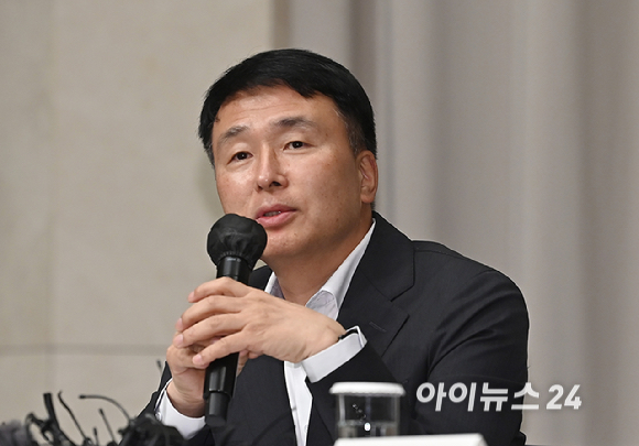 이규봉 경영지원총괄 전무, 전상진 경영총괄, 김수환 대외협력본부장 부사장, 양종환 신세계 감사팀장상무가 26일 서울 강남구 조선팰리스 호텔에서 열린 스타벅스 5.18 '탱크데이' 마케팅 관련 진상조사 결과를 설명하고 있다. [사진=곽영래 기자]