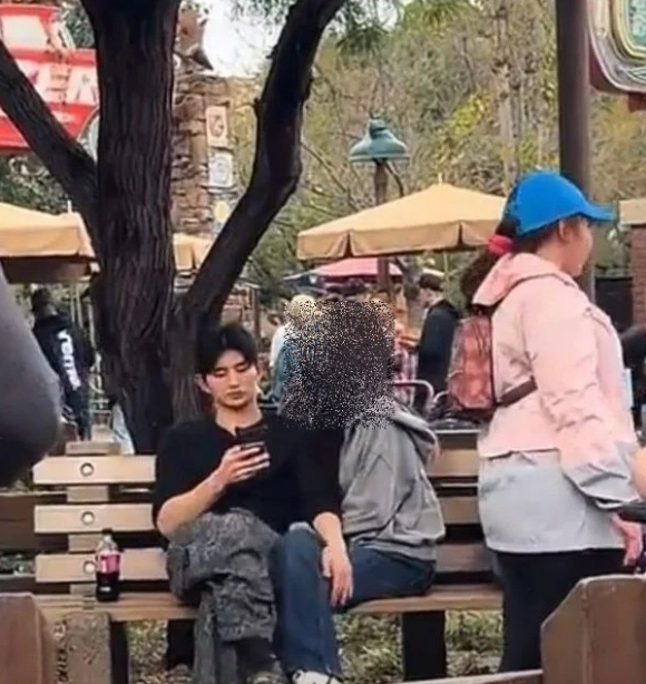 '솔로지옥5' 이성훈, 최미나수와 '현커' 불발? 다른 여성과 놀이공원 데이트 포착