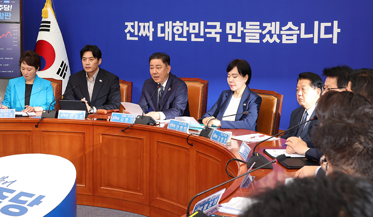 더불어민주당 김병기 당 대표 직무대행 겸 원내대표(왼쪽 세번째)가 11일 국회에서 열린 최고위원회의에서 발언하고 있다. 2025.7.11 [사진=연합뉴스]