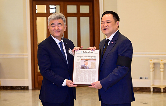 대우건설 정원주 회장(왼쪽)과 태국 아누틴 찬위라꾼 총리(오른쪽)가 면담 후 기념촬영을 하고 있다. [사진=대우건설]