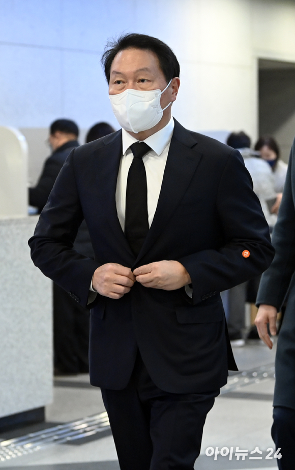 구광모 LG그룹 회장이 12일 서울 아산병원 장례식장에 차려진 구자홍 LS그룹 초대 회장(현 LS니꼬동제련 회장) 빈소 조문을 마치고 나서고 있다. [사진=정소희 기자]