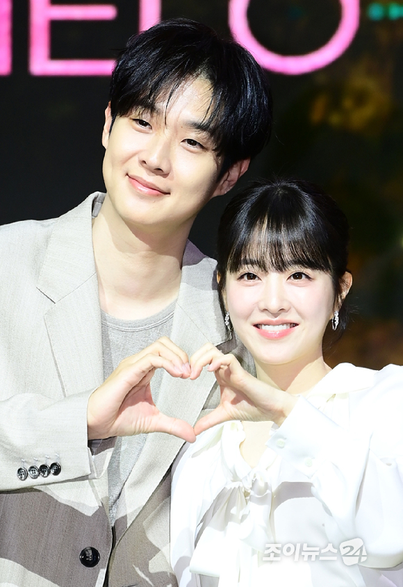배우 박보영이 넷플릭스 시리즈 '멜로무비' 인터뷰에 앞서 포즈를 취하고 있다. [사진=넷플릭스]