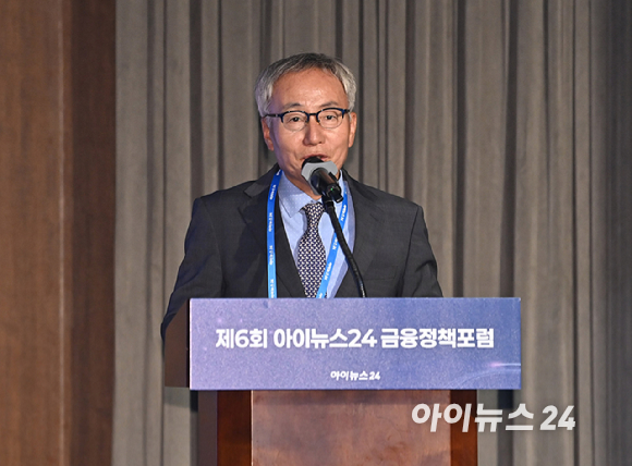 '제6회 아이뉴스24 금융정책포럼'이 '디지털자산기본법 이후, 한국 가상자산 시장의 새로운 질서'를 주제로 18일 서울 중구 은행회관 국제회의실에서 열렸다. 박동석 아이뉴스24 사장이 개회사를 하고 있다. [사진=곽영래 기자]