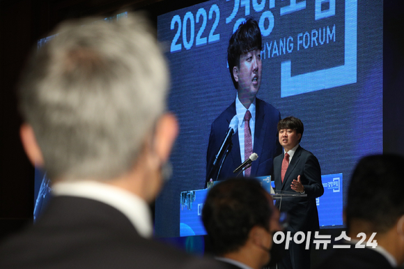 이준석 국민의힘 대표가 22일 서울 중구 롯데호텔에서 열린 '2022 경향포럼'에서 축사를 하고 있다. [사진=국회사진취재단]