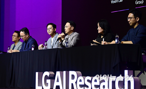 이화영 LG AI연구원 상무가 19일 오전 서울 강서구 마곡 LG사이언스파크에서 열린 'LG AI 토크콘서트 2023&rsquo;에서 초대형 AI '엑사원 2.0&rsquo; 관련 질문에 답변하고 있다. [사진=곽영래 기자]