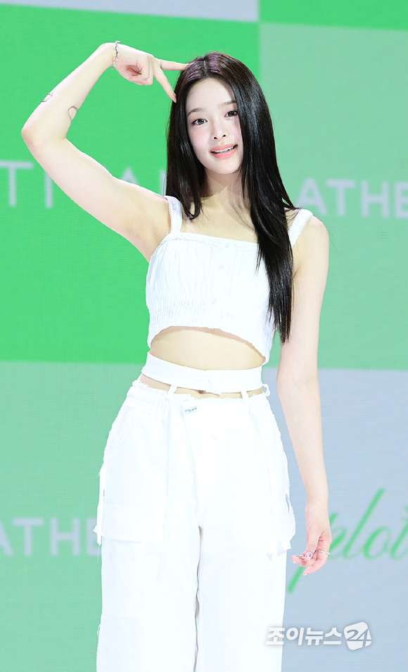 그룹 앳하트 나현이 13일 오후 서울 한남동 블루스퀘어에서 열린 앳하트(AtHeart) 첫 번째 EP '플롯 트위스트'(Plot Twist) 미디어 쇼케이스에 참석하고 있다. [사진=정소희 기자]