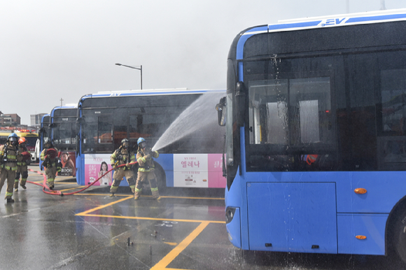 서울시가 전기버스 공용차고지에서 화재 진압과 예방 훈련을 진행하고 있는 장면. [사진=서울시]