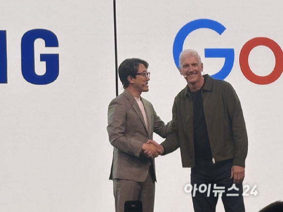 22일(현지시간) 영국 런던 올드 빌링스게이트 앞에서 '갤럭시 언팩 2026' 행사 시작을 앞두고 전 세계 미디어와 인플루언서들이 입장을 기다리고 있다. [사진=권서아 기자]