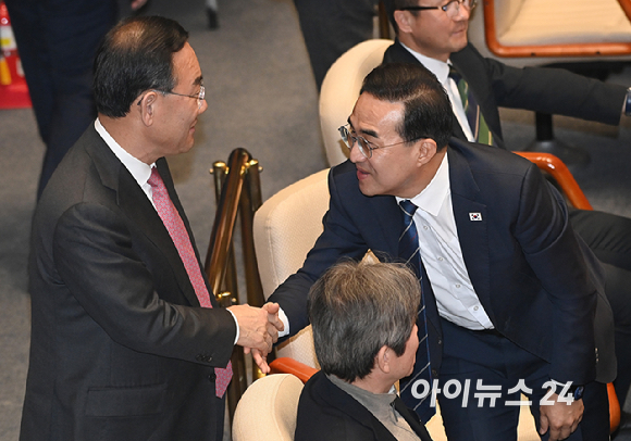 박홍근 기획예산처 장관 후보자가 12일 서울 여의도 국회에서 열린 본회의에서 동료 의원들과 대화를 나누고 있다. [사진=곽영래 기자]