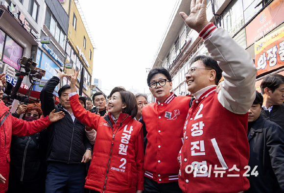 한동훈 국민의힘 비상대책위원장이 19일 오후 서울 동작구 남성사계시장에서 나경원(동작구을)·장진영(동작구갑) 후보의 지지를 호소하고 있다. [사진=곽영래 기자]