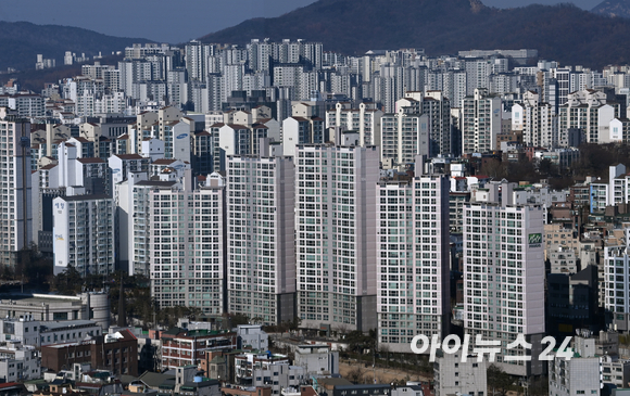 서울 용산 드래곤시티 호텔에서 바라본 아파트 전경. 기사 내용과는 무관. [사진=김성진 기자]