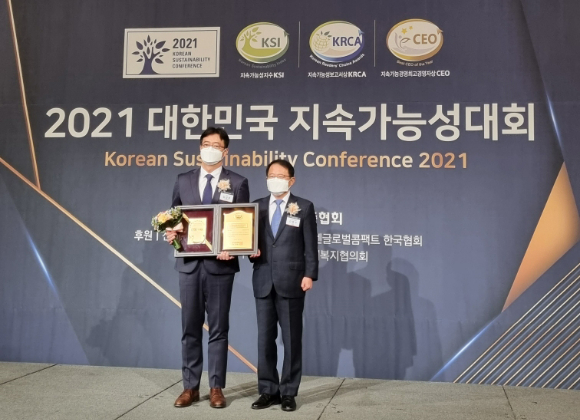 KCC가 2021 대한민국 지속가능성대회에서 7년 연속으로 '대한민국 지속가능성보고서 우수기업(KRCA)'에 선정됐다. [사진=KCC]