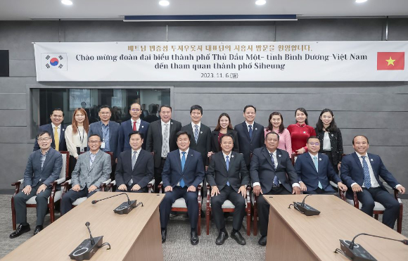 임병택 경기 시흥시장과 베트남 빈증성 투저우못시 대표단이 6일 시청 글로벌센터에서 우호 협력 간담회를 가진 뒤 기념 촬영을 하고 있다. [사진=시흥시]