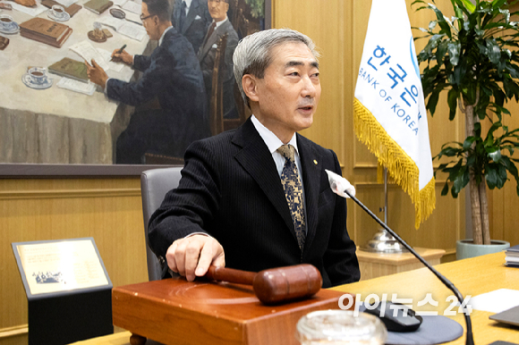 신현송 한국은행 총재가 22일 오전 서울 중구 한국은행에서 열린 금융통화위원회 본회의에 참석해 의사봉을 두드리고 있다. 2026.10.22. [사진=사진공동취재단]