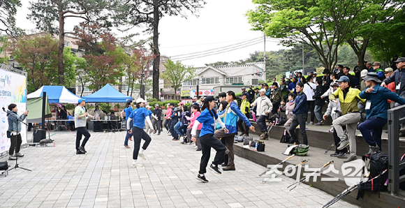 박상신 한국노르딕워킹협회 회장이 20일 오전 서울 강북구 우이동 만남의 광장에서 열린 산악인 오은선 대장과 함께하는 '제9회 희망찾기 등산·트레킹 교실' 개막 행사에서 '내 몸을 깨우는 헬스 워킹'을 주제로 강연하고 있다. [사진=곽영래 기자]