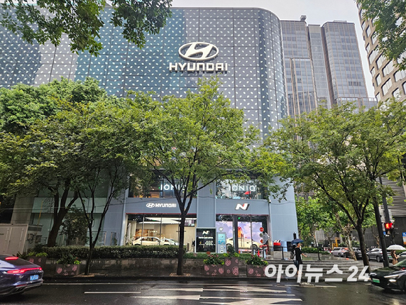 중국 상하이 신천지 현대자동차 매장에 전시된 신형 전기차 '아이오닉 V' [사진=설재윤 기자]