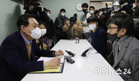 윤석열 국민의힘 대선 후보가 24일 오후 서울 구로구 고아권익연대를 찾아 조윤환 대표와 간담회를 하고 있다. [사진=국회사진취재단]