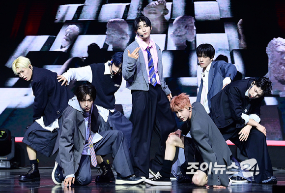 그룹 넥스지가 27일 오후 서울 용산구 한남동 블루스퀘어에서 열린 넥스지(NEXZ) 두 번째 싱글 앨범 'Mmchk(음츠크)' 발매 기념 쇼케이스에 참석해 타이틀곡 '음츠크' 무대를 선보이고 있다. [사진=정소희 기자]