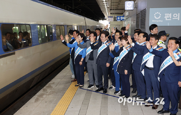 이재명 더불어민주당 대표, 박찬대 원내대표를 비롯한 지도부가 13일 오전 서울 용산역에서 귀성 인사를 하고 있다. [사진=곽영래 기자]