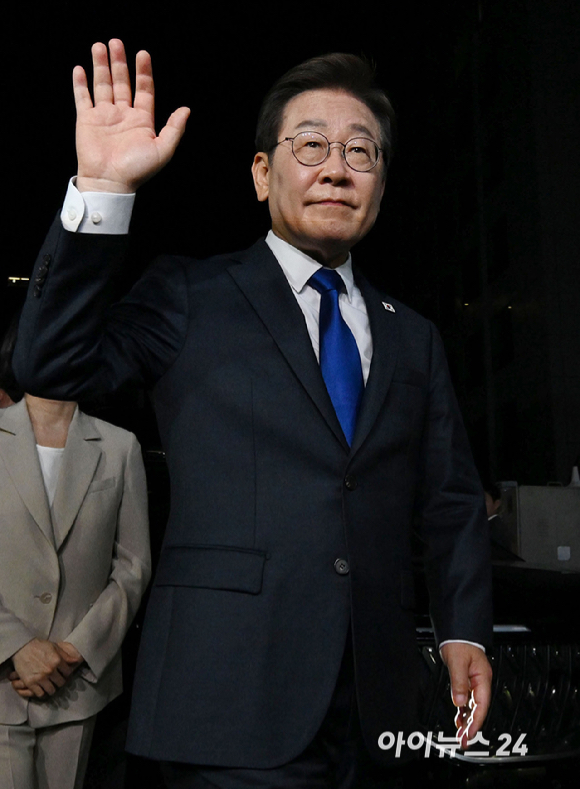 당선이 확실시된 이재명 더불어민주당 대통령 후보와 김혜경 여사가 4일 서울 여의도 더불어민주당 당사에 들어서고 있다. [사진=곽영래 기자]