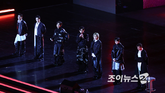 방탄소년단(BTS)이 21일 오후 서울 광화문 광장에서 정규 5집 '아리랑(ARIRANG)' 앨범 발매를 기념해 컴백 무대를 선보이고 있다. [사진=사진공동취재단]