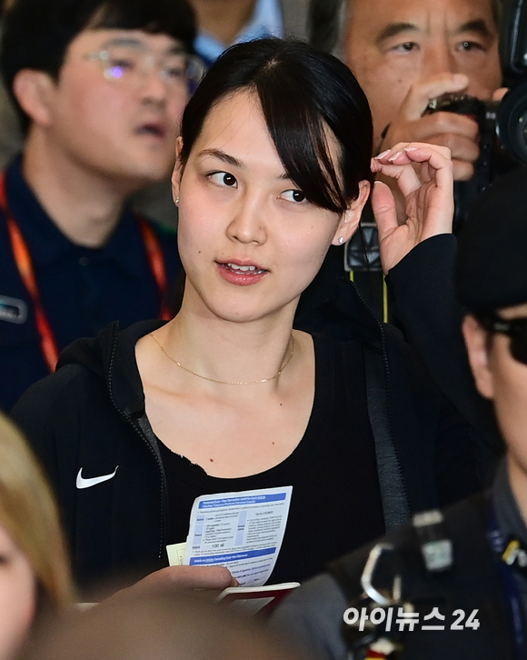 LA 다저스 선수단이 '2024 메이저리그 월드투어 서울 시리즈' 참석 차 15일 오후 인천국제공항을 통해 입국했다.&nbsp;오타니 쇼헤이의 아내 일본여자프로농구 선수 출신인 다나카 마미코가 입국장을 나서고 있다. [사진=정소희 기자]