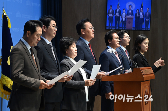 국회 법제사법위원회 국민의힘 위원들이 7일 오후 서울 여의도 국회 소통관에서 이재명 재판 중계 촉구 성명서 발표을 하고 있다. [사진=곽영래 기자]