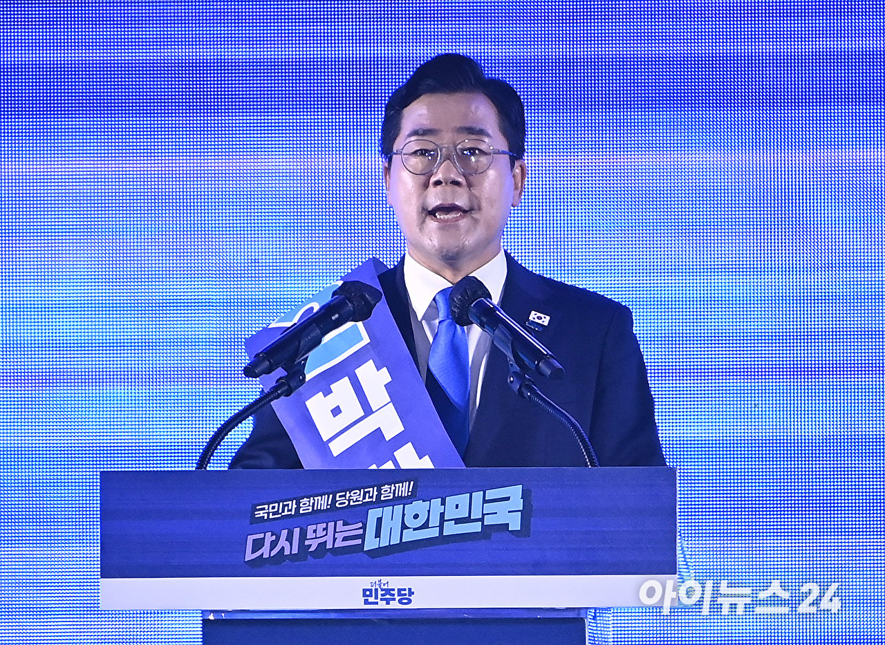 박찬대 더불어민주당 당대표 후보가 2일 오후 경기 고양시 일산서구 킨텍스에서 열린 제2차 임시전국당원대회에서 정견발표를 하고 있다. [사진=곽영래 기자]