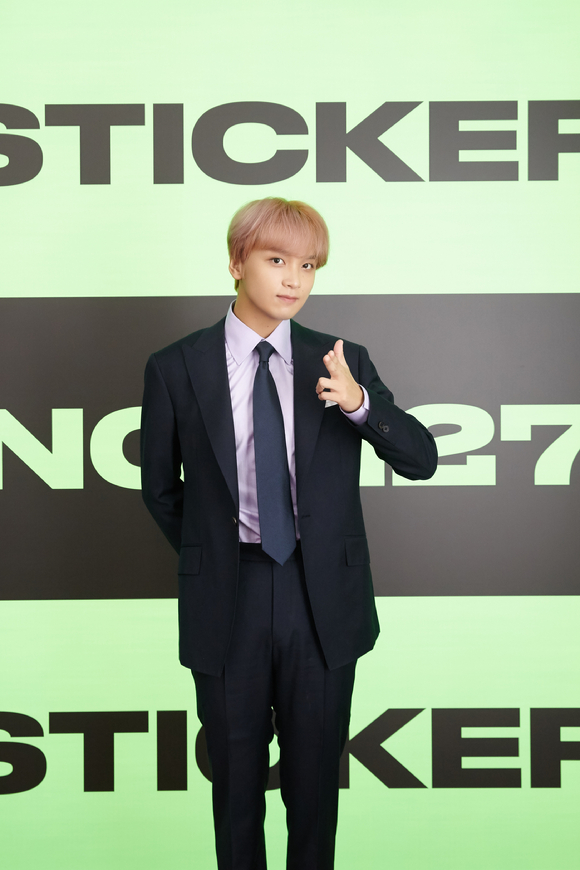 그룹 NCT 127 해찬이 17일 오전 온라인으로 진행된 정규 3집 앨범 '스티커(Sticker)' 발매 기자간담회에서 포토타임을 갖고 있다. [사진=SM엔터테인먼트]