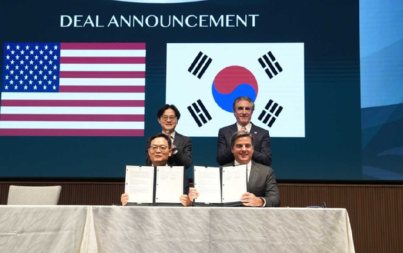 15일 일본 도쿄에서 진행된 한화에어로스페이스와 미국 LNG 생산 기업 벤처 글로벌과의 LNG 장기 구매 계약식에 참석한 (왼쪽 위부터 시계방향으로) 김정관 산업통상부 장관, 더그 버검 미국 내무부 장관, 마이클 세이블 벤처 글로벌 대표, 손재일 한화에어로스페이스 대표가 기념사진을 찍고 있다. [사진=한화]