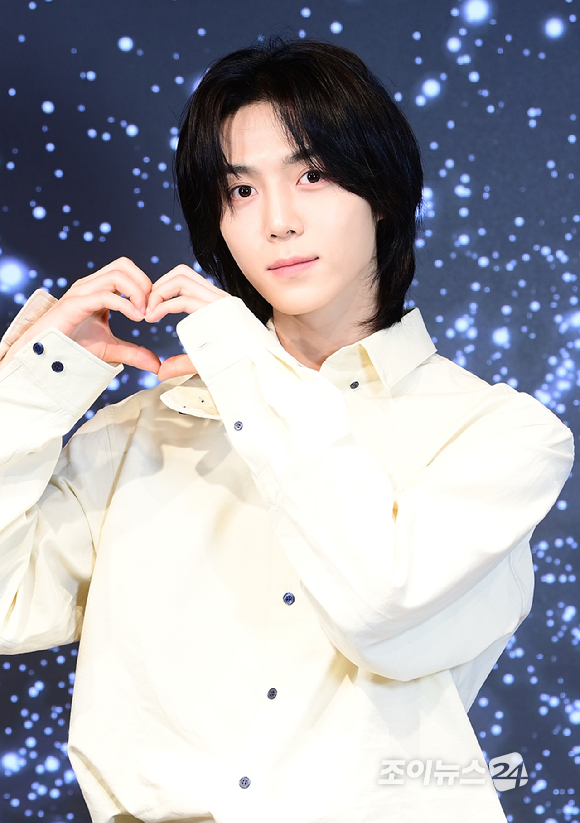 그룹 올아워즈(ALL(H)OURS)가 서울 성동구 성수동에 위치한 케이팝 체험 아카데미 케이팝아케이드에서 진행된 조이뉴스24와의 인터뷰에 앞서 포즈를 취하고 있다. [사진=정소희 기자]