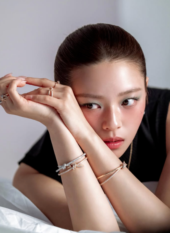 정연, 새 소속사서 공개한 첫 사진...아이돌 이미지 싹 지우고 배우 포스 '고급미·성숙미 폭발'