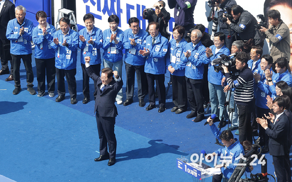 이재명 더불어민주당 대선 후보가 6·3 대통령선거 공식 선거운동 첫날인 12일 '빛의 혁명'을 상징하는 공간인 서울 광화문 청계광장에서 첫 유세를 시작하고 있다. [사진=곽영래 기자]
