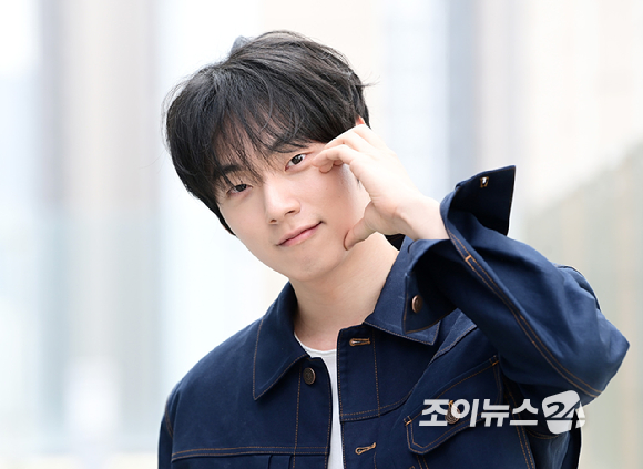 영화 '살목지'에서 열연한 배우 윤재찬이 서울 영등포구 조이뉴스24에서 진행된 인터뷰에 앞서 포즈를 취하고 있다. [사진=정소희 기자]