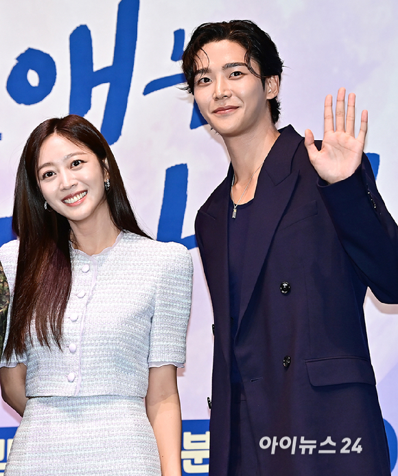 배우 조보아, 로운이 23일 오후 서울 구로구 신도림동 라마다서울신도림호텔에서 열린 JTBC 수목드라마 '이 연애는 불가항력' 제작발표회에서 포토타임을 갖고 있다. [사진=곽영래 기자]