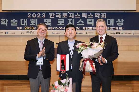 지난 19일 대한상공회의소에서 개최된 한국로지스틱스대상 시상식에서 수상 후 한진 노삼석 대표이사 사장(가운데)이 기념촬영하는 모습. [사진=한진]