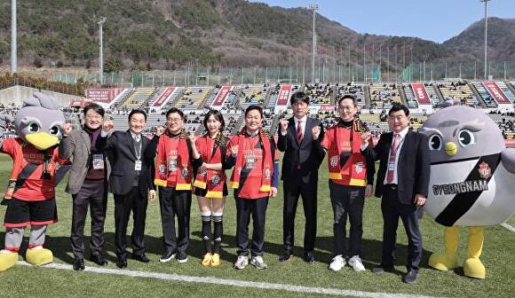 박완수 경상남도지사(오른쪽 네 번째)를 비롯한 관계자들이 지난 9일 오후 창원축구센터에서 열린 경남FC 홈개막전 경기에 앞서 기념 행사를 하고 있다. [사진=경상남도] 