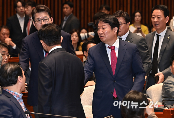 김문수 국민의힘 대선후보가 9일 서울 여의도 국회에서 열린 의원총회에서 인사말을 마친 뒤 자리에 착석하고 있다. [사진=곽영래 기자]
