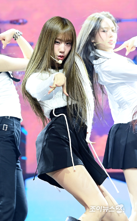 그룹 이즈나 최정은이 25일 오후 서울 광진구 광장동 예스24라이브홀에서 열린 izna(이즈나) 미니 1집 'N/a' 발매 기념 데뷔 쇼케이스에 참석해 멋진 무대를 선보이고 있다. [사진=정소희 기자]