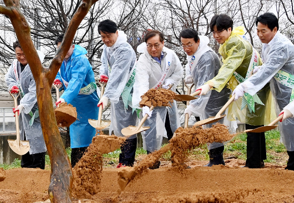 유정복 인천광역시장(왼쪽 네번째)이 5일 서구 청라경관녹지에서 열린 '제78회 식목일 나무심기 행사'에서 기념식수를 하고 있다. [사진=인천시]