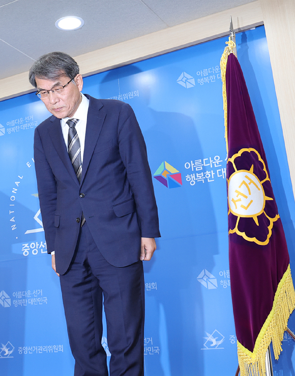  노태악 중앙선거관리위원장이 5일 경기도 과천 중앙선거관리위원회에서 투표용지 부족 사태에 대한 대국민 사과를 하고 있다. 2026.6.5 [사진=연합뉴스]