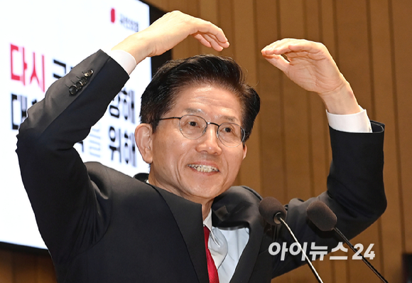 김문수 국민의힘 대선후보가 9일 서울 여의도 국회에서 열린 의원총회에서 인사말을 하던 중 머리 위로 하트를 만들어 보이고 있다. [사진=곽영래 기자]