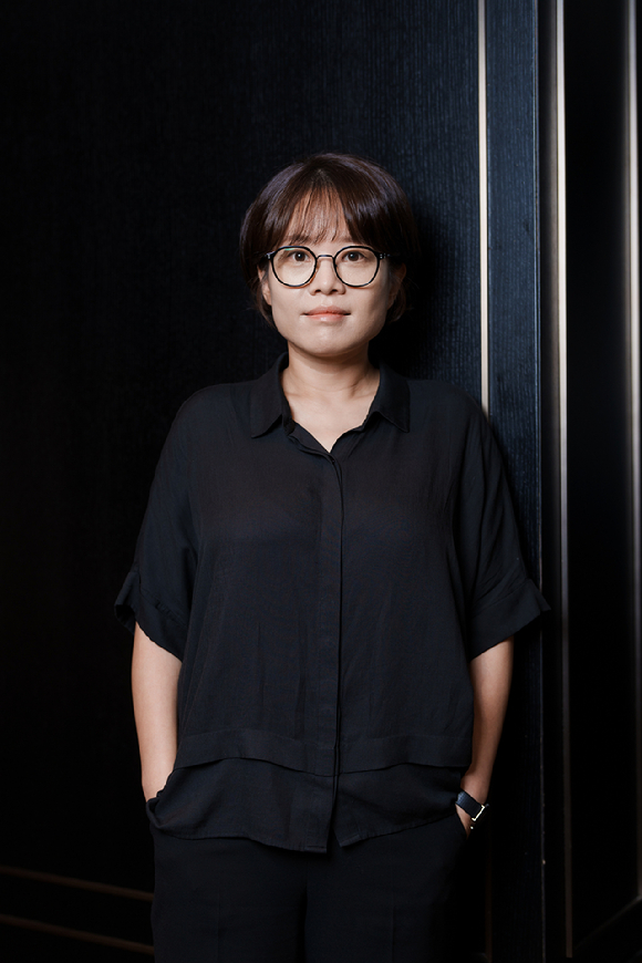 '북극성' 정서경 작가가 인터뷰에 앞서 사진촬영을 하고 있다. [사진=월트디즈니 컴퍼니 코리아]