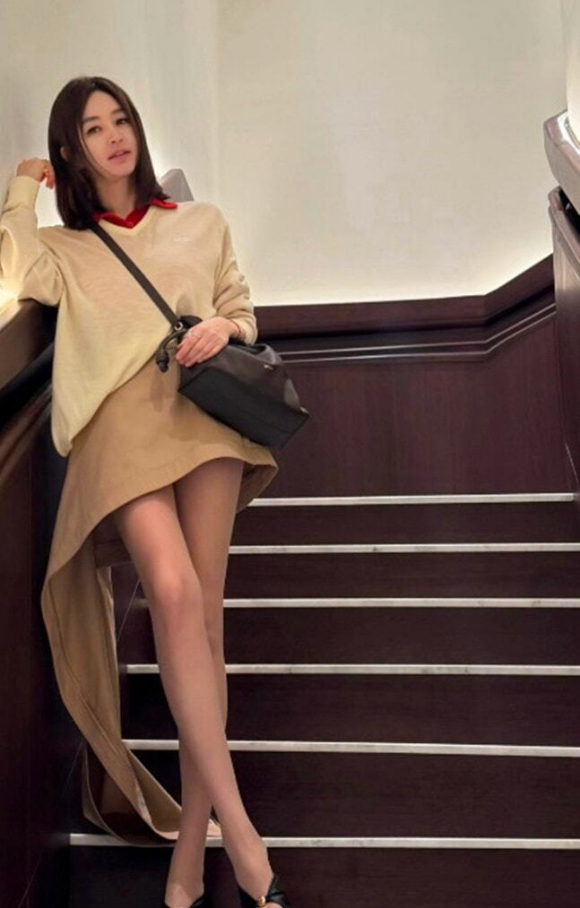 김혜수, 각선미 무슨 일? 초미니 스커트 입고 드러낸 명품 각선미