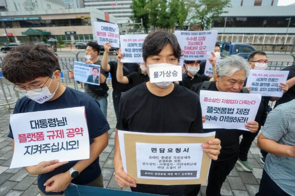 최근 유통업계를 둘러싼 규제 움직임이 커지면서 업계 안팎에서 찬반 논란이 거세지고 있다. 사진은 챗GPT로 생성한 이미지. [사진=챗GPT]