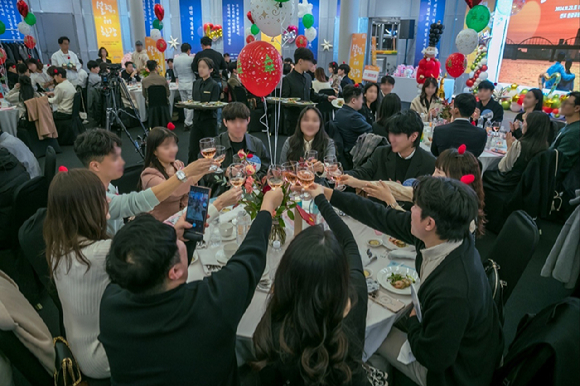 서울시가 마련한 미혼 남녀 만남 행사 '설렘 in 한강'에서 참석자 중 절반 이상이 '커플'이 됐다. 사진은 행사 참가자들이 칵테일 데이트를 즐기는 모습. [사진=서울]