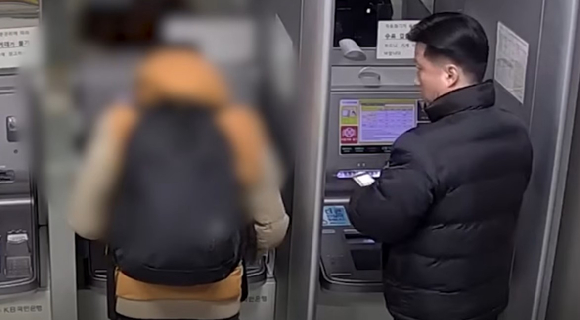 전 경감은 인출책이 돈을 뽑아 확인하지도 않고 가방에 넣는 것을 보고 수상하게 여겼다. [사진=경찰청 유튜브]